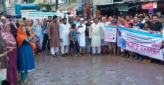 গাজীপুরে সন্ত্রাসীদের গ্রেপ্তারের দাবিতে মরদেহ নিয়ে সড়ক অবরোধ ও বিক্ষোভ